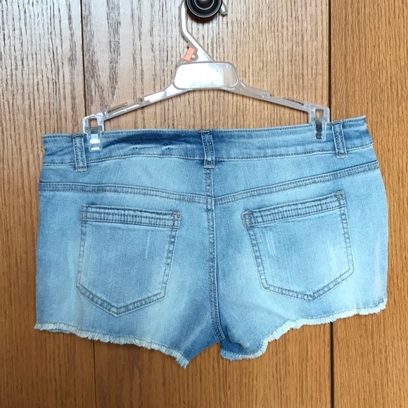Ladies short denim shorts with lace front detailing. Size 9. - Picture 2 of 3